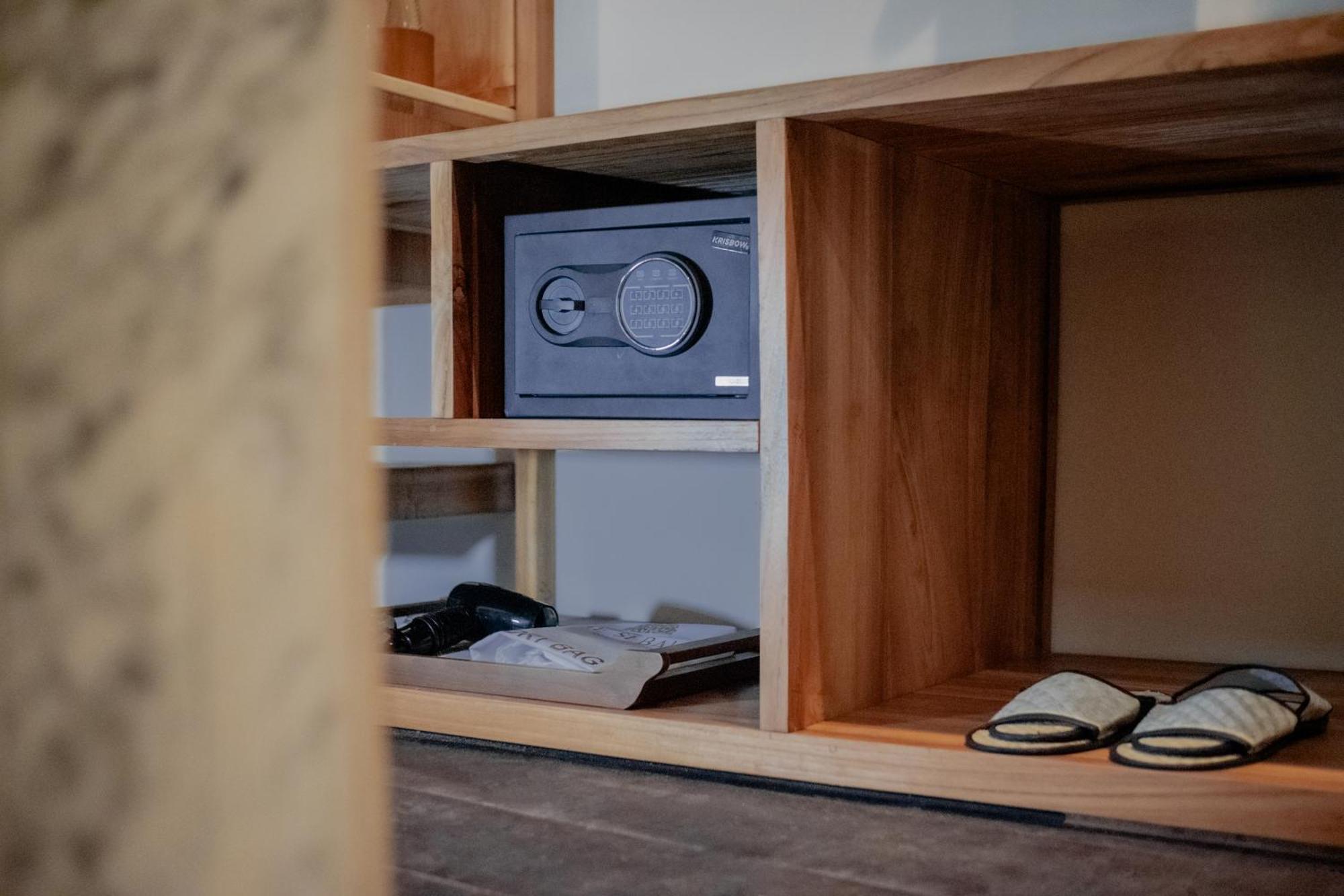 אובוד The Sebali Resort מראה חיצוני תמונה A safe in a hotel room